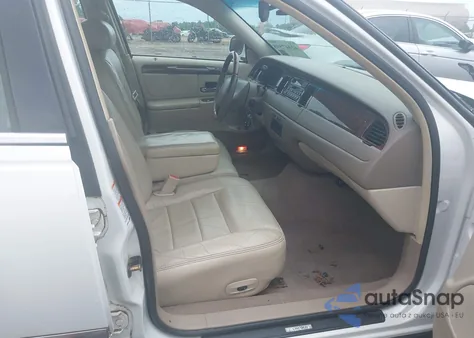 2002 Lincoln Town Car Sig. Prem./Signature from USA, damaged, VIN 1LNHM82W12Y656800